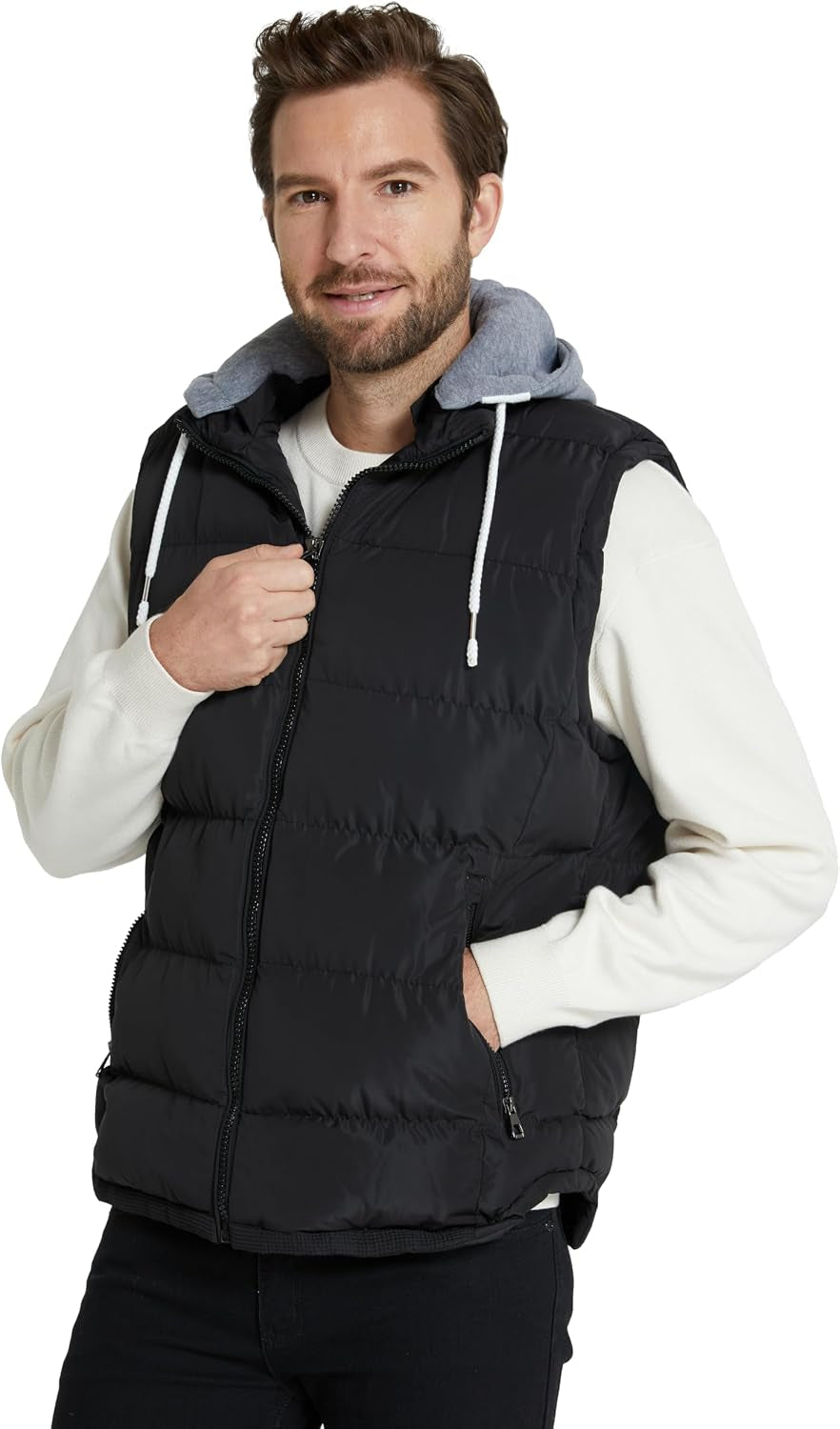Hombre sonriente con el chaleco Reignardo negro y capucha gris, transmitiendo confianza y actitud Reignardo