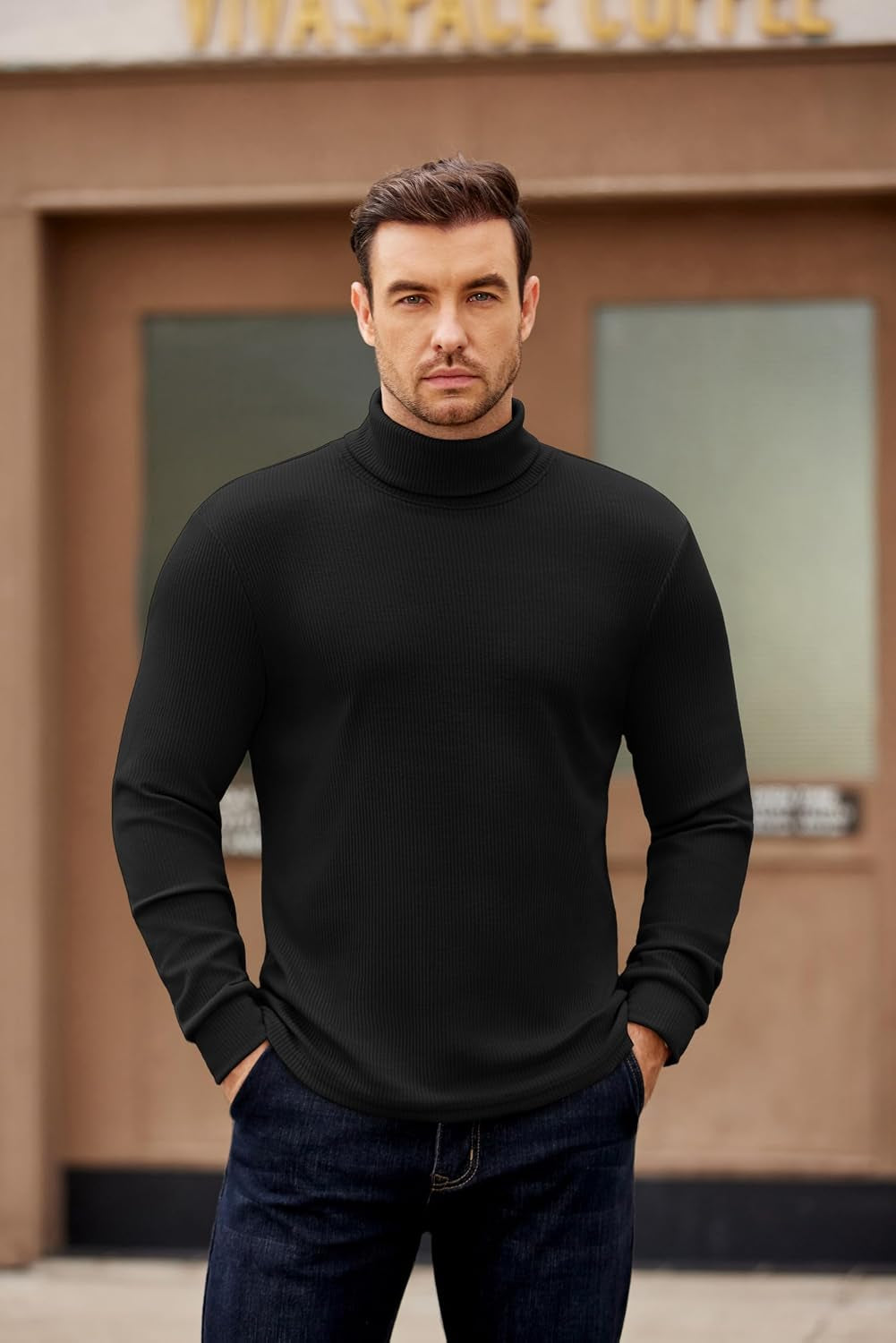 Primer plano del cuello alto Reignardo, mostrando el corte slim fit y la textura del punto acanalado
