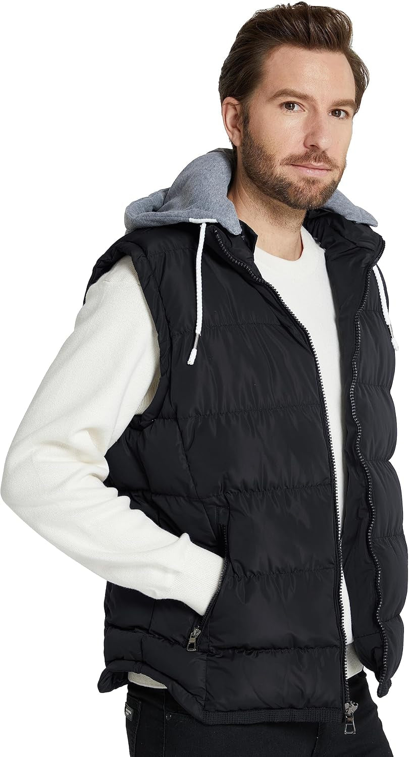 Hombre con el chaleco Reignardo negro cerrado sobre un suéter blanco, mostrando el ajuste slim y el estilo casual elegante