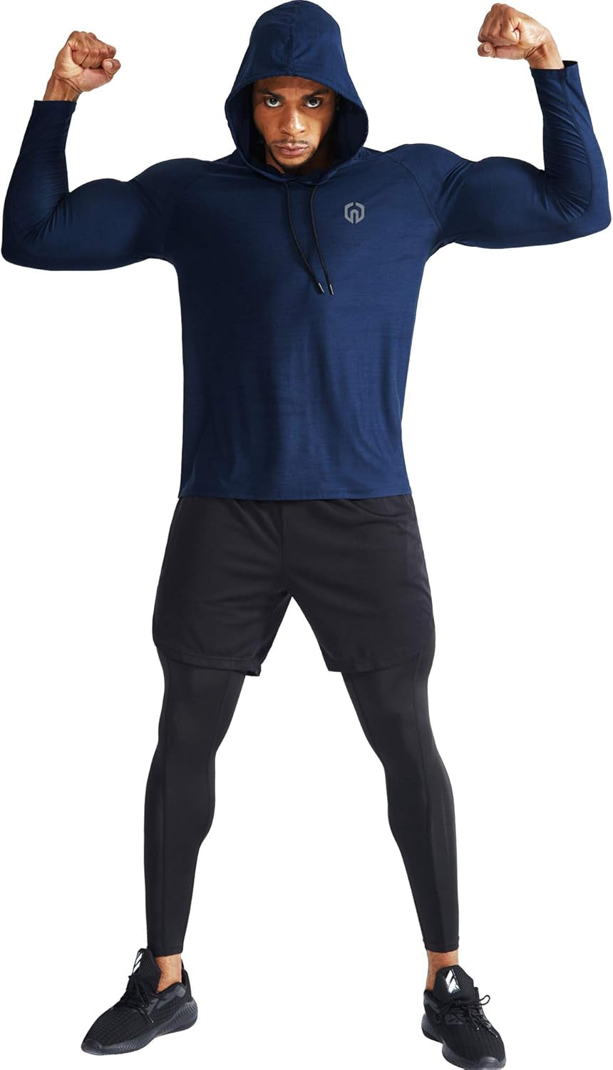 Hombre entrenando con camiseta térmica Reignardo azul marino y capucha