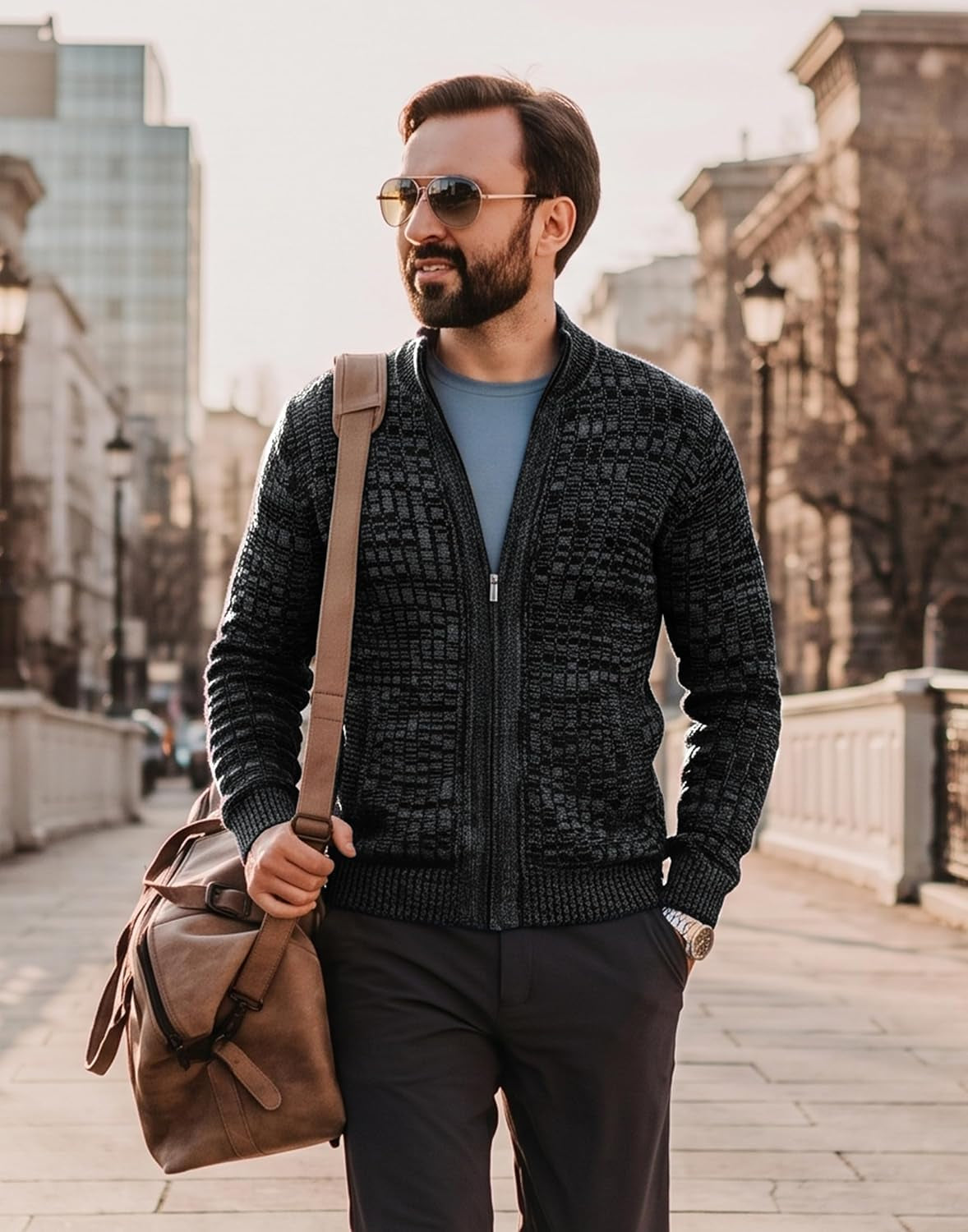 Hombre elegante caminando por la ciudad con cárdigan Reignardo charcoal heather