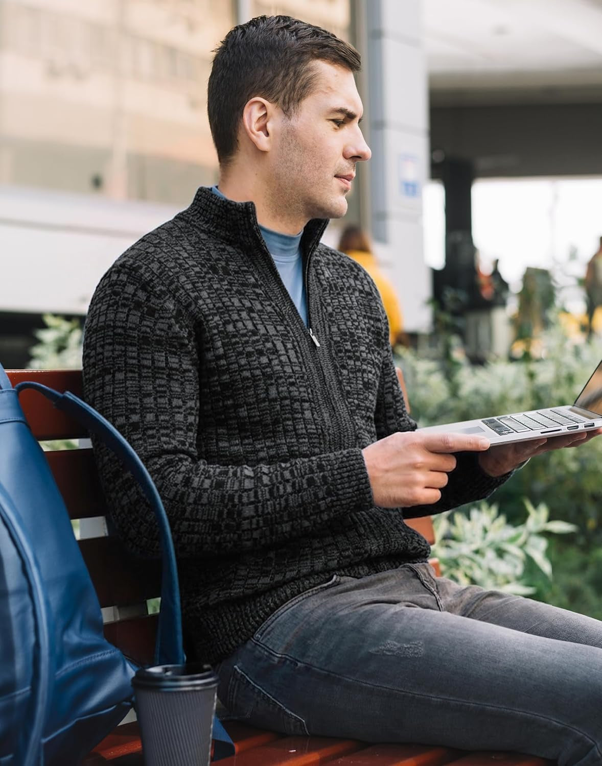 Hombre con cárdigan Reignardo en look urbano, estilo casual premium